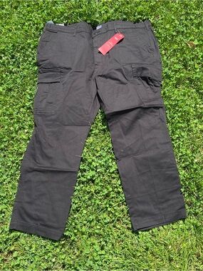 Levi’s Men's Black Cargo Pants with Multiple Utility Pockets